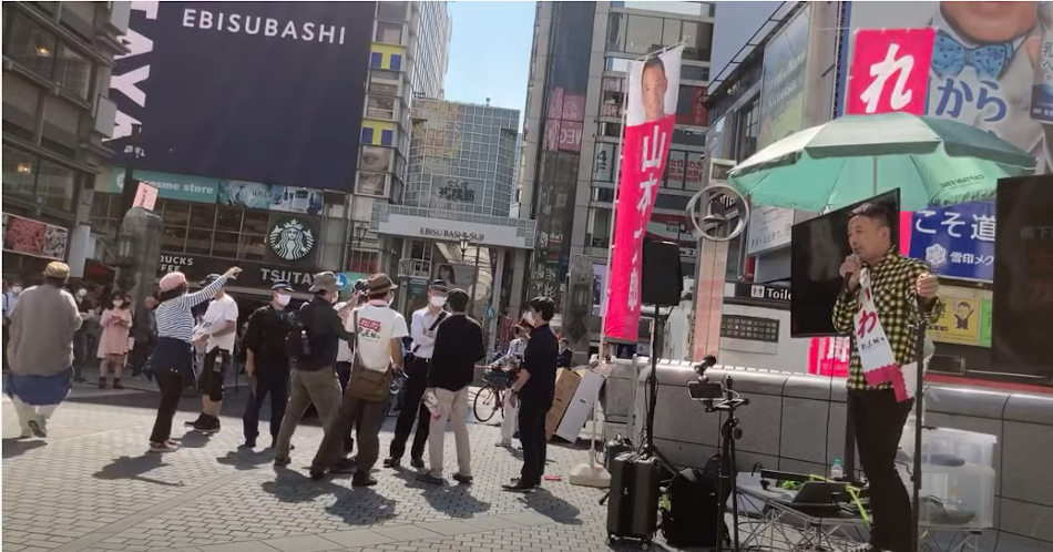 れいわ新選組の街宣活動を妨害してきた大阪市南警察署の警察官に講義する山本太郎代表